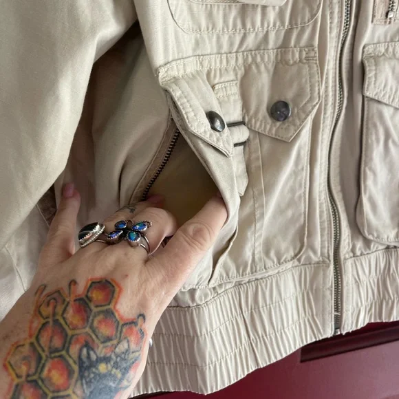 Tommy Hilfiger tan utility jacket with lots of pockets and zippers. 100% cotton - Picture 3 of 8